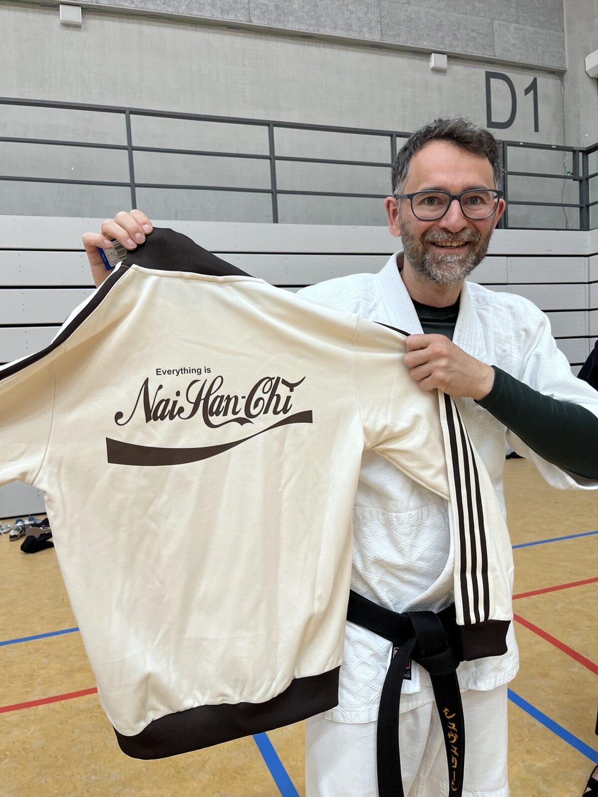 Sensei Andrej Lotz mit seiner Trainingsjacke mit der Aufschrift &bdquo;Everything is Nai Han-Chi&ldquo;